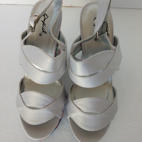 Qupid Gray High Heel Sandals With Floral Embroidery Pattern Block Heel NWD NIB - Picture 4 of 16